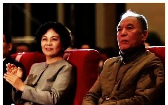1981年，梁晓声经人介绍与北京姑娘焦丹相亲，谁知一见面梁晓声就对焦丹说：“我们