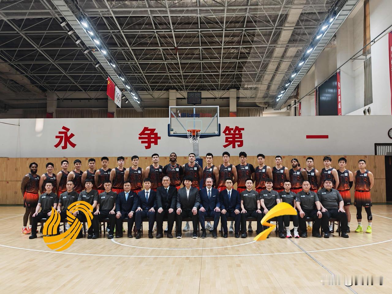 山东男篮结束了CBA俱乐部杯小组赛，返回济南后第一件事，全家福！然后全力备战新赛