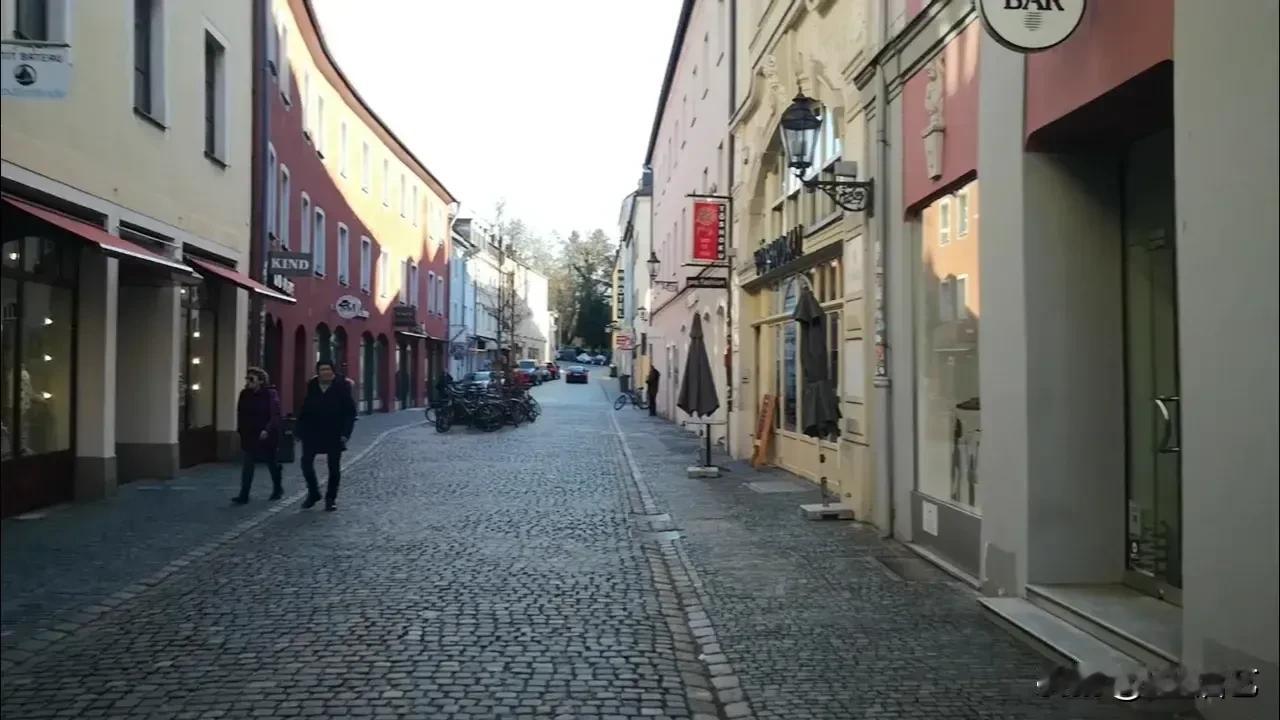 雷根斯堡街景
    除了生活所在地，去到的每一个地方也许都是最后一次。
   