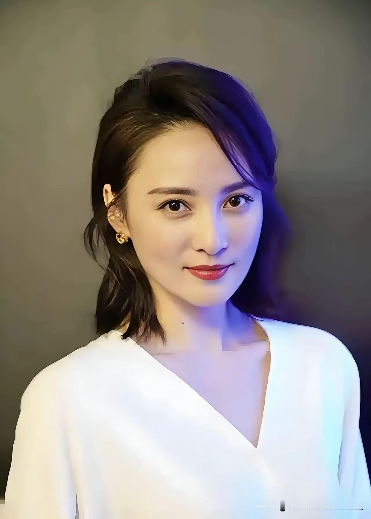 蒋勤勤漂亮吗？
看蒋勤勤的骨相，瓜子脸，杏仁眼，乍看倒是清秀，但是和那些圆润的脸