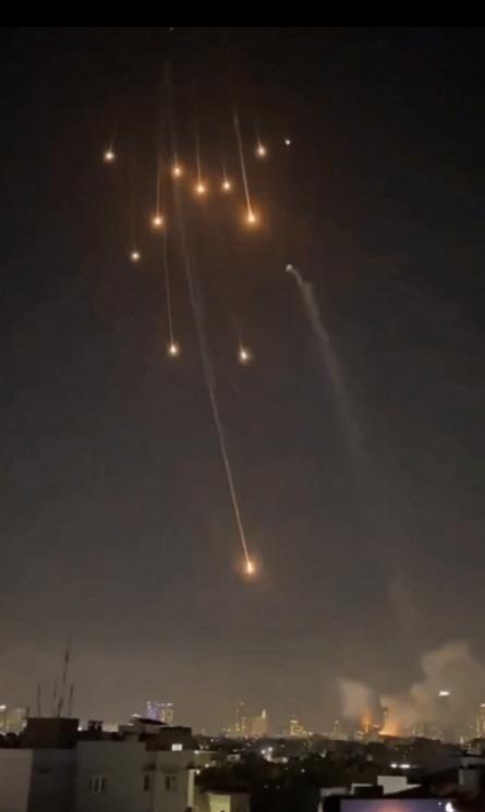 伊朗用一枚携带1.5吨重集束弹头的重型弹道导弹，把165名无辜女学生的血债连本带