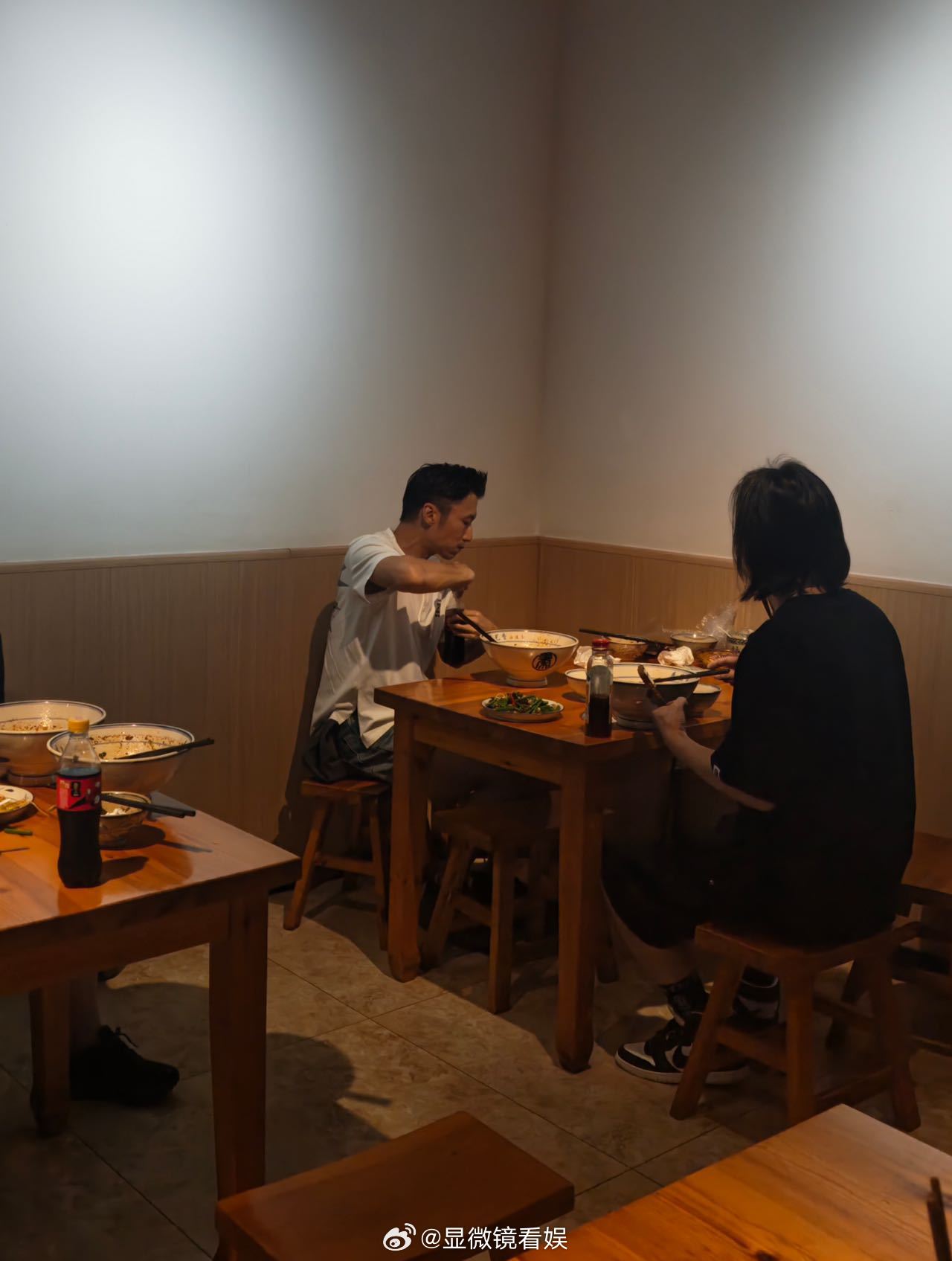 西安偶遇谢霆锋吃油泼面 演唱会前美食补给，谢霆锋打卡西安地道风味！目标明确，直奔