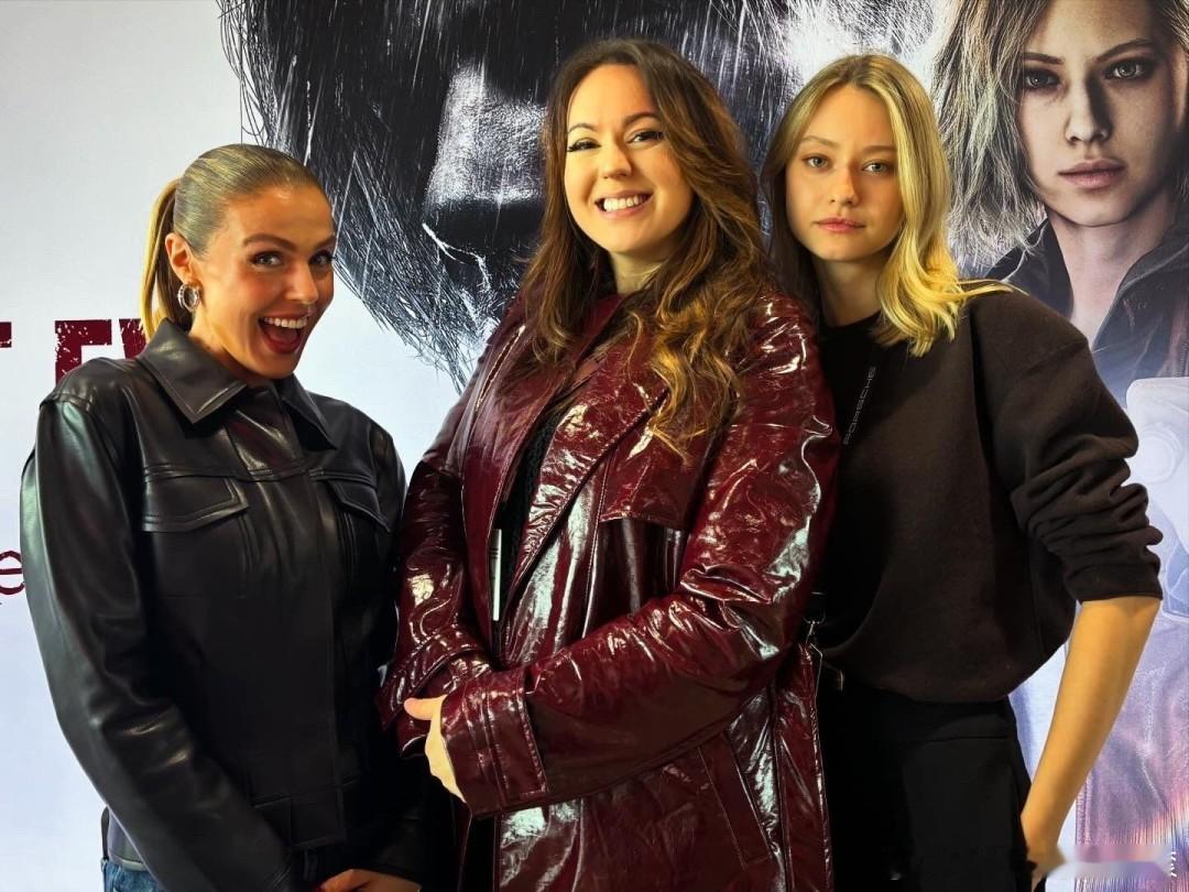 外媒记者Virginia Glaze分享了她本人(下图左)和《生化危机9》女主格