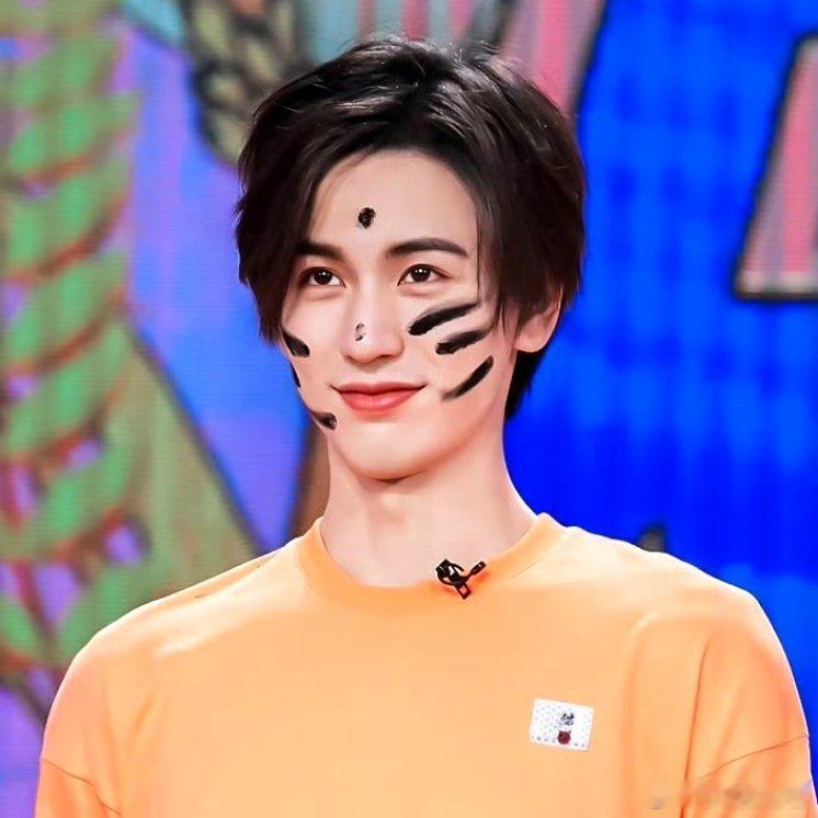 张凌赫对慕容清峄的理解张凌赫对慕容清峄的角色理解 没想到0h凌晨四点还在回复剧粉