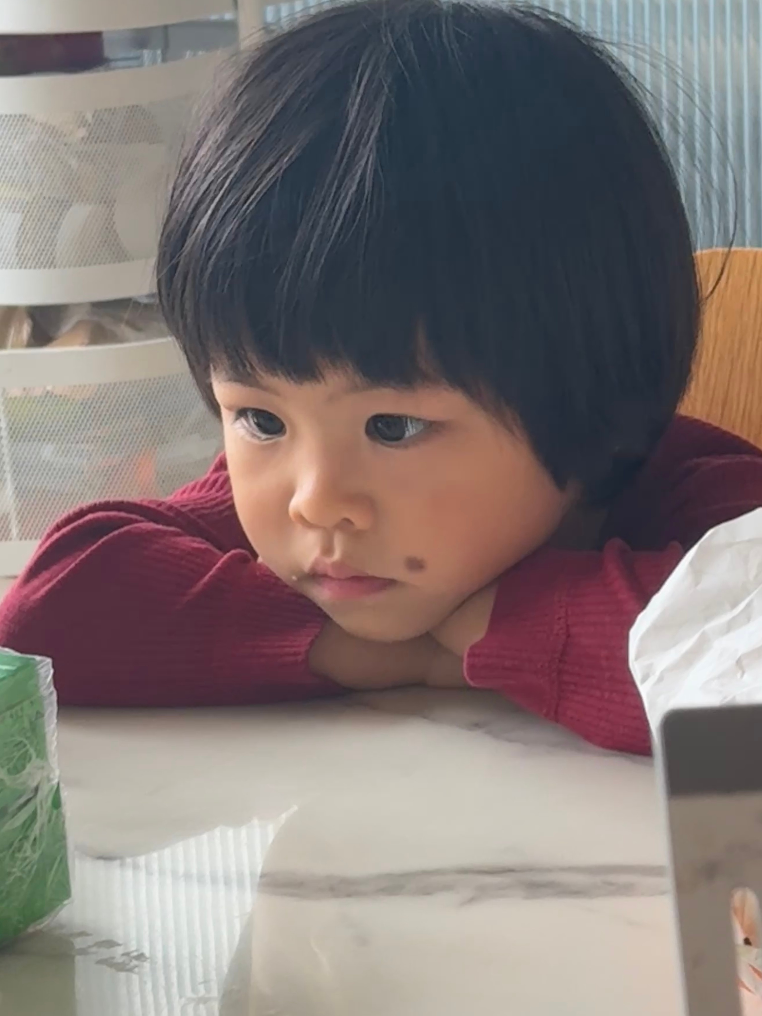球宝性格里有一部分是很像我的，那就是悲天悯人心怀众生。早上旅蛙喂她吃烤地瓜，球问