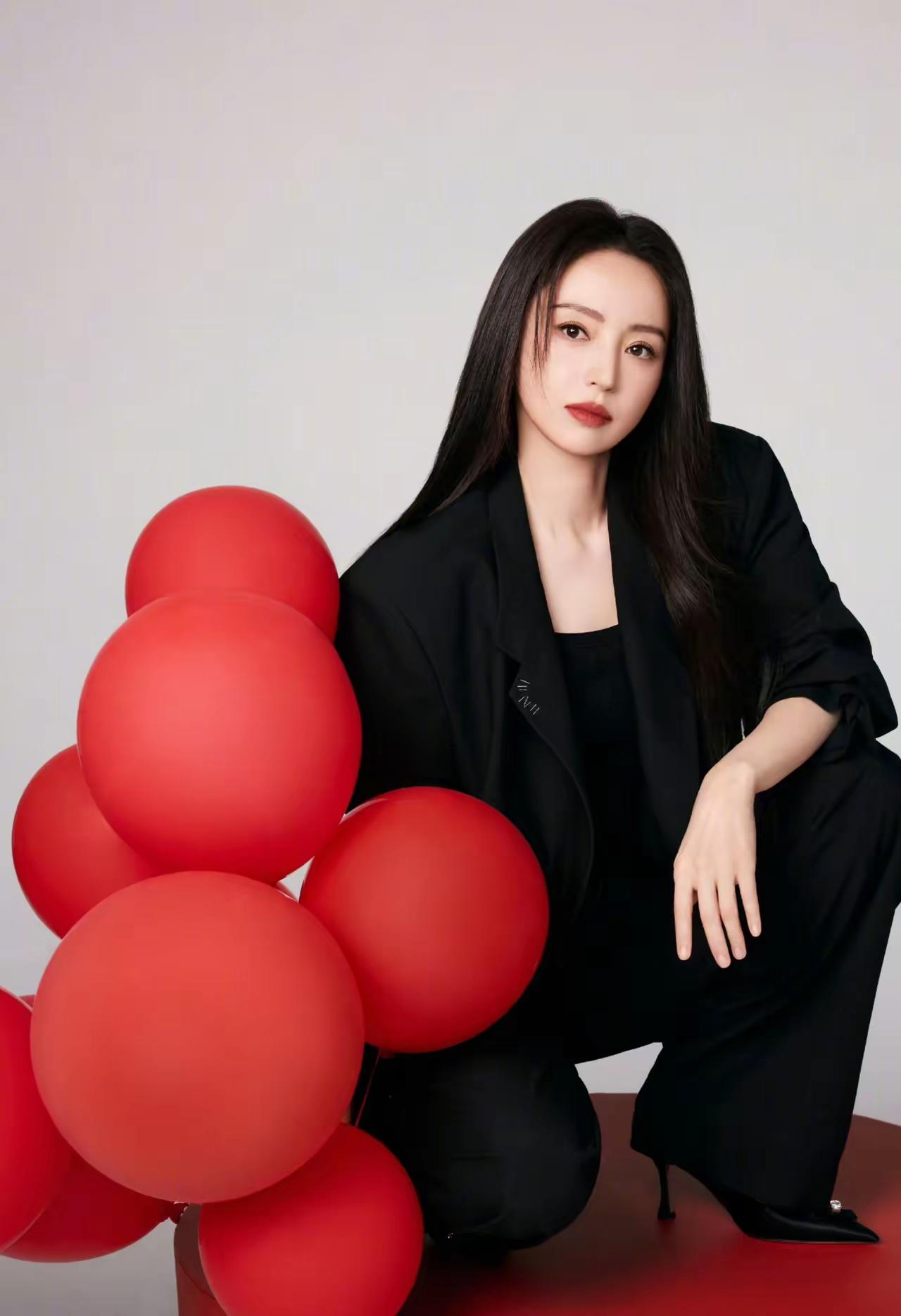 11月5日，董璇在社交平台分享自己的生日照片，并配文:“一起许个愿吧！”
照片中