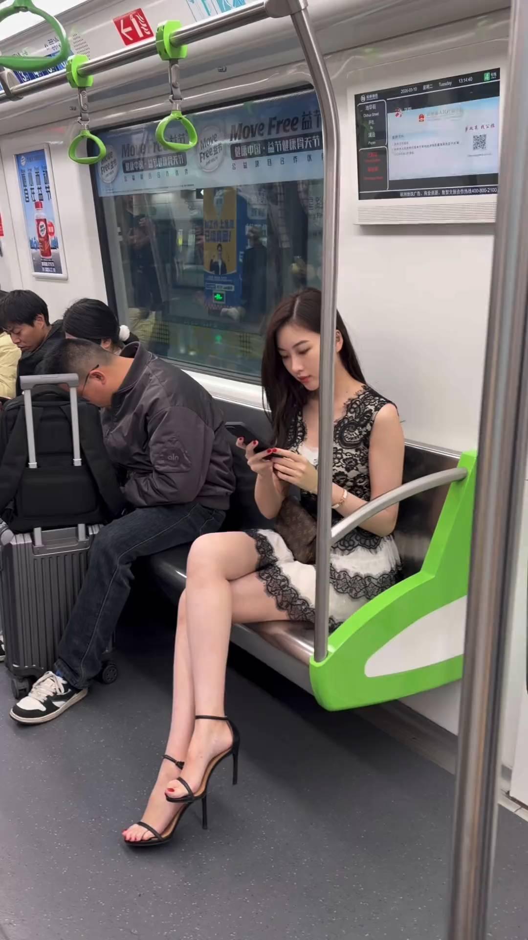 下一站是本次列车的终点站嘉禾望岗。