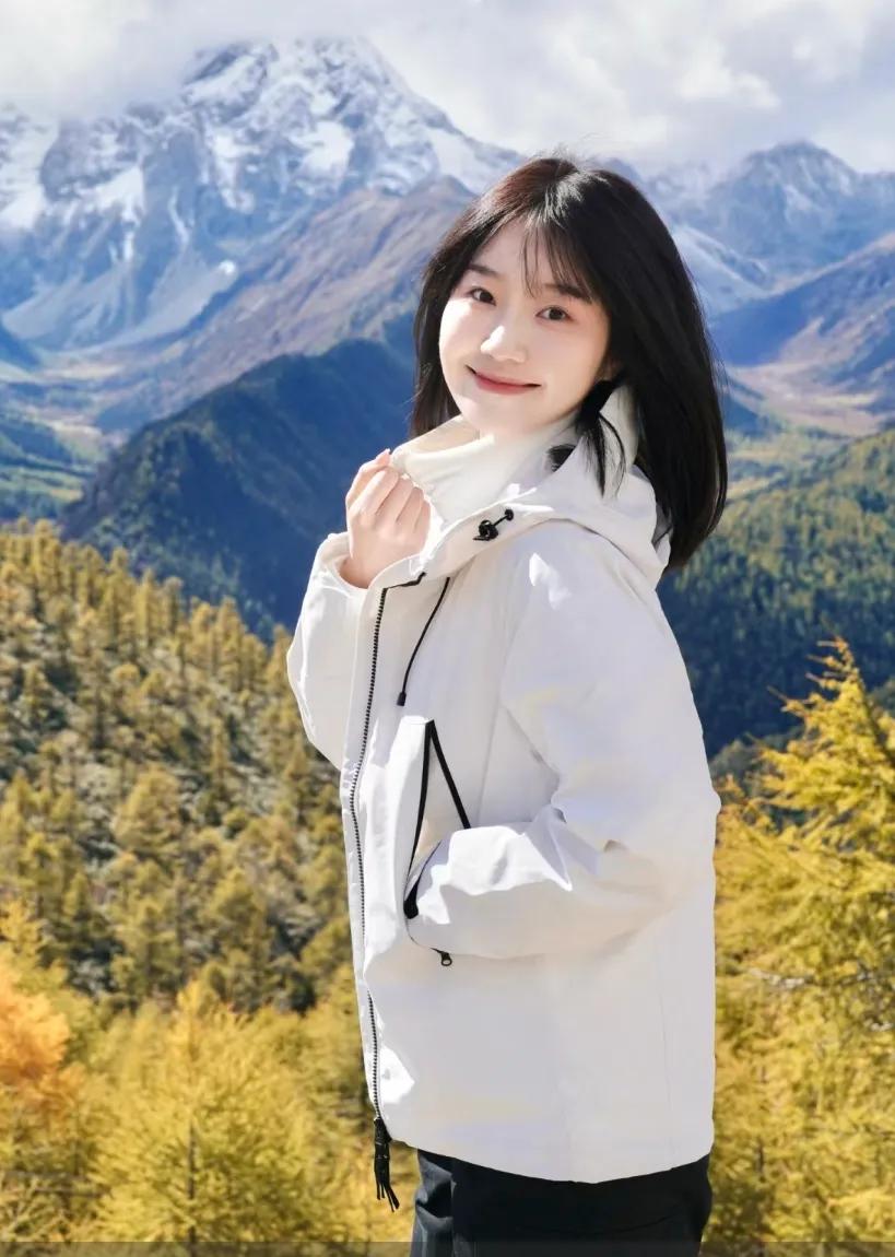 白衣倩影映雪山，美景人间醉眼迷。