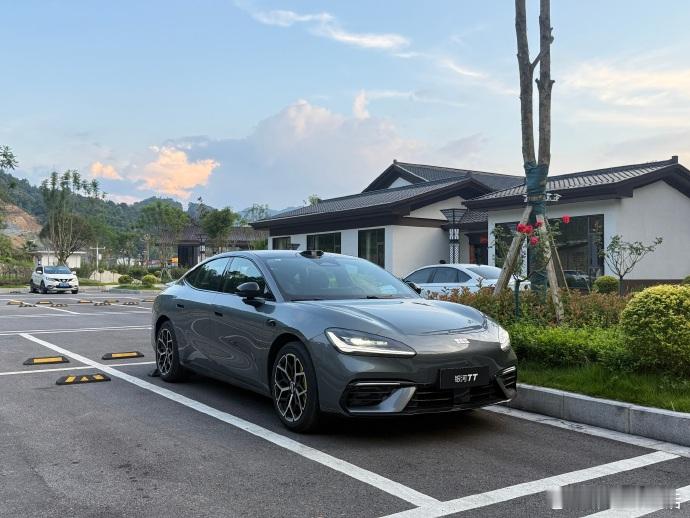 手心冒汗开车的经历大家应该都有，老城区窄巷、没标线的村道、城郊那种乱七八糟的小路