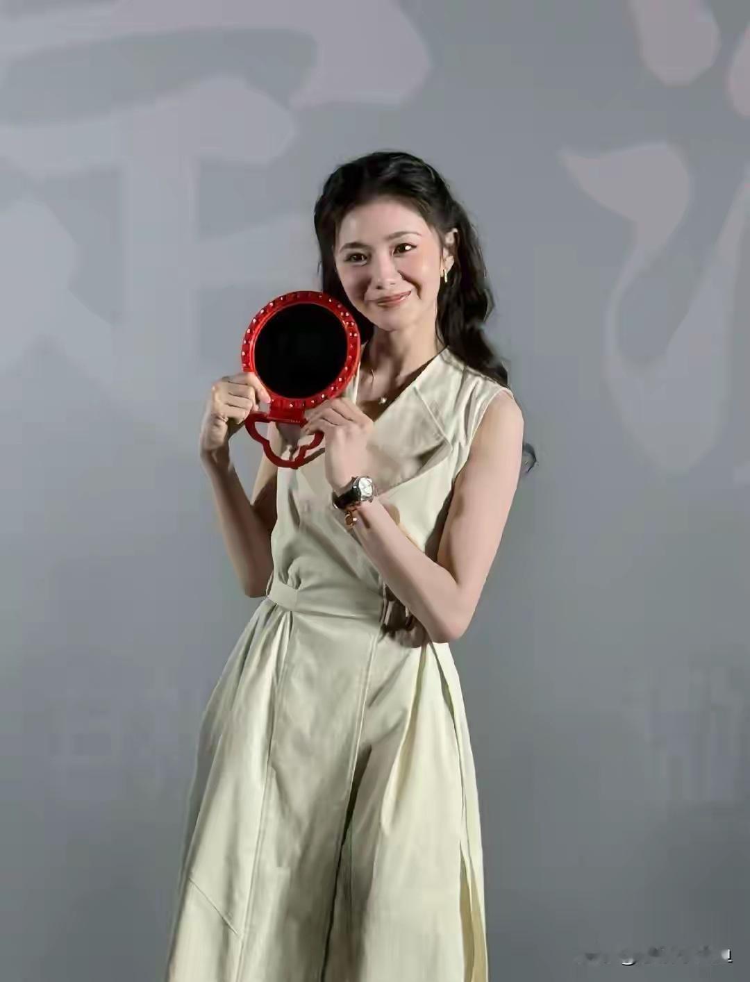 刘浩存出席新剧《主角》追剧团活动，身穿奶白无袖束腰西装裙好美 