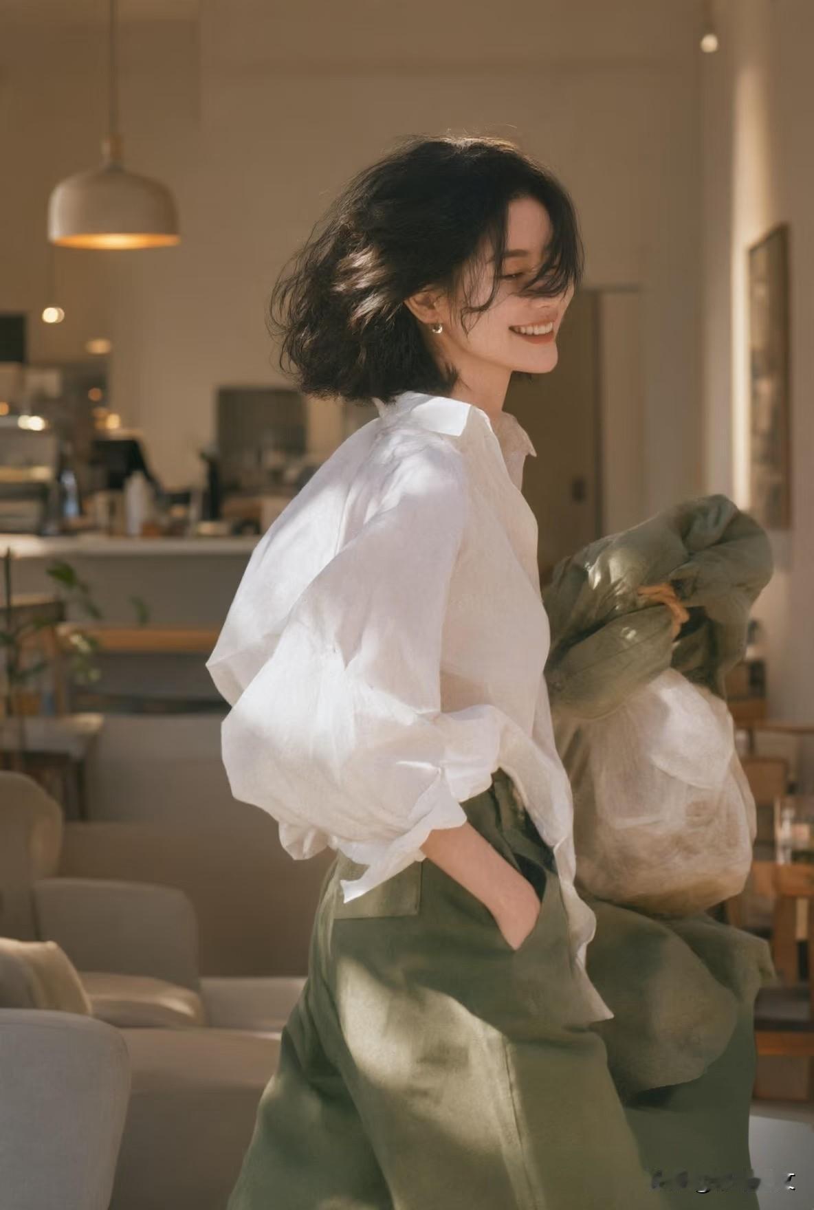 女人总该有一件白衬衣吧
白衬衣永远的经典。
干净、优雅、内敛。
白衬衣搭牛仔裤休