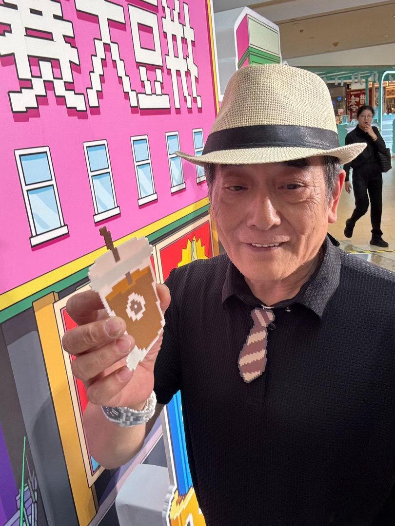 上海爷奶把拼豆戴成高定了上海老辈子拼起豆来没轻没重💖收下晚辈满满的心意，将拼豆