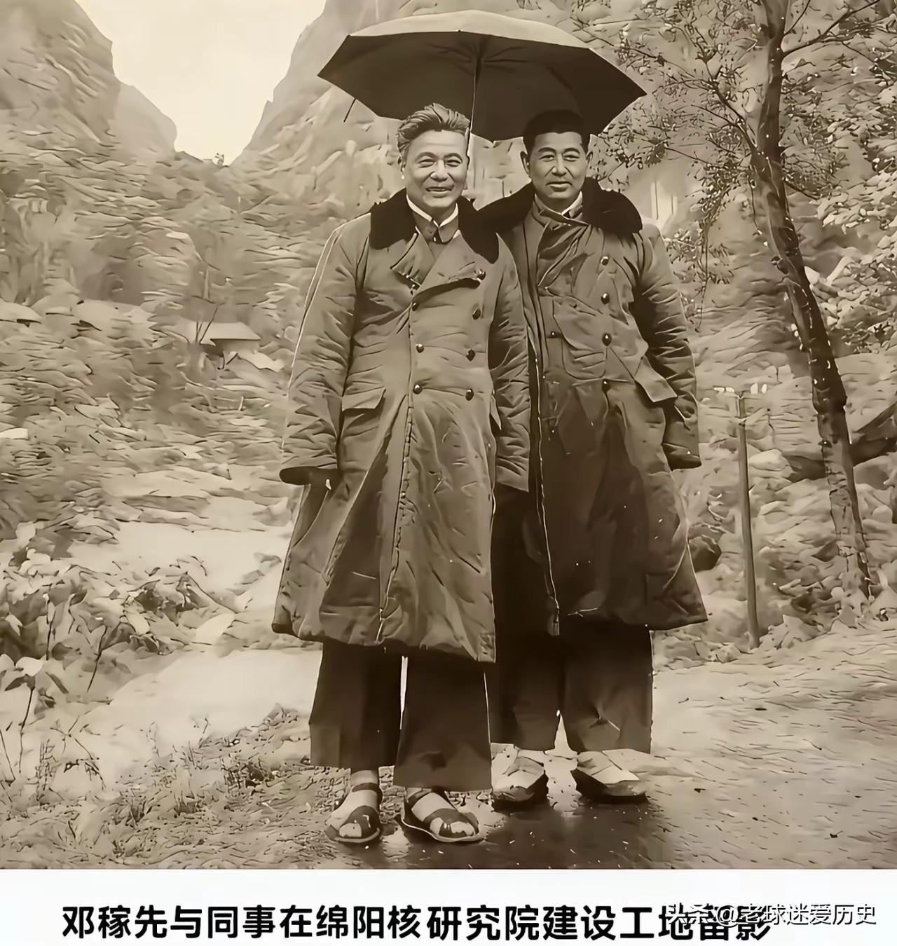在这张老照片里，邓稼先和同事于绵阳核研院工地并肩伫立。
山间寒风凛冽，二人皆穿着