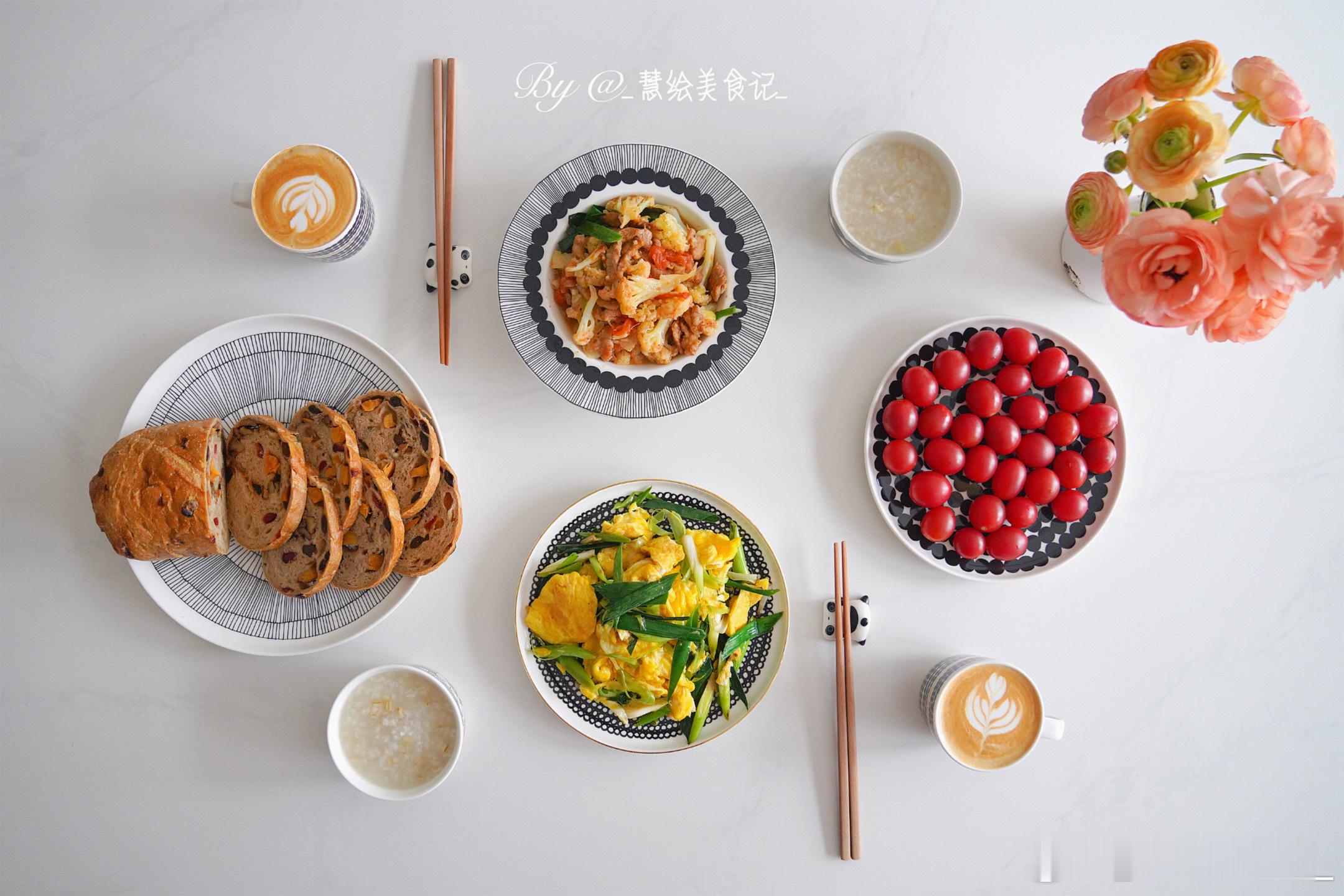 周四早☕早餐蔓越莓核桃软欧包、咖啡、蒜苗炒鸡蛋、番茄花菜、燕麦粥、小番茄~ ​​
