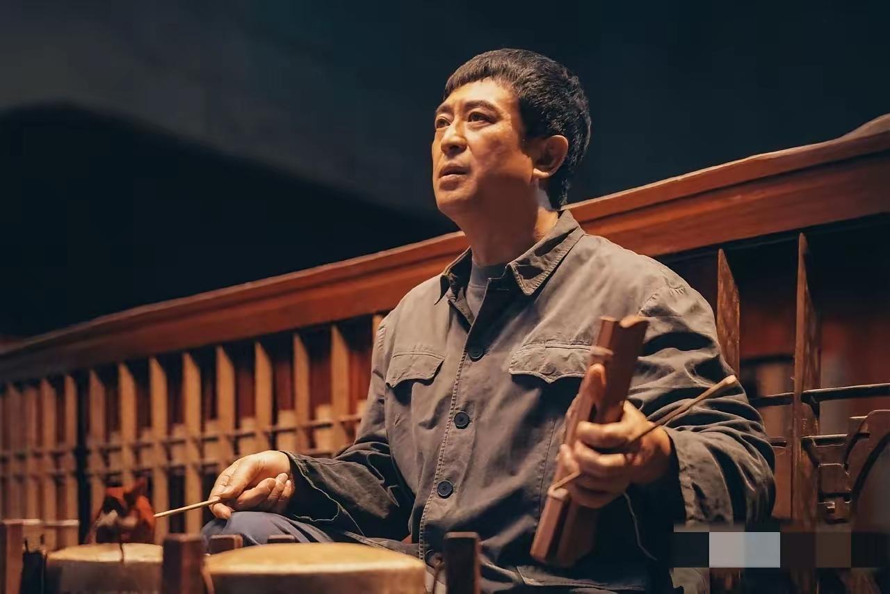 改了名字的张嘉译！《主角》正在央视一套热播，许多人热评此剧，觉得越来越好看。细心