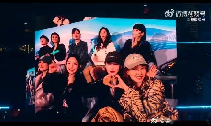 张杰浪姐张杰鸟巢演唱会团建鸟巢演唱会秒变浪姐团建现场，这排面谁能不羡慕！ 