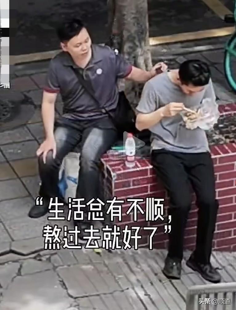 路口一男子突然崩溃，将袋子里的文件全部倒在了地上，然后坐在台阶上。
路人见了纷纷