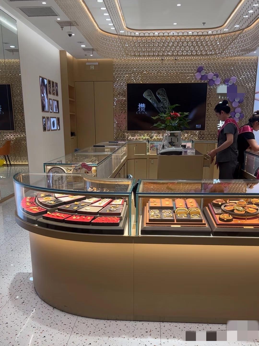金价老是涨，金店关门大吉！我妈住的附近有一家金店关门了，以前可热闹了，很多准备结