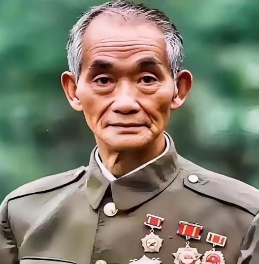 1952年上甘岭战役期间，一名年轻新兵坚守阵地。面对蜂拥而至的美军，他一时紧张慌