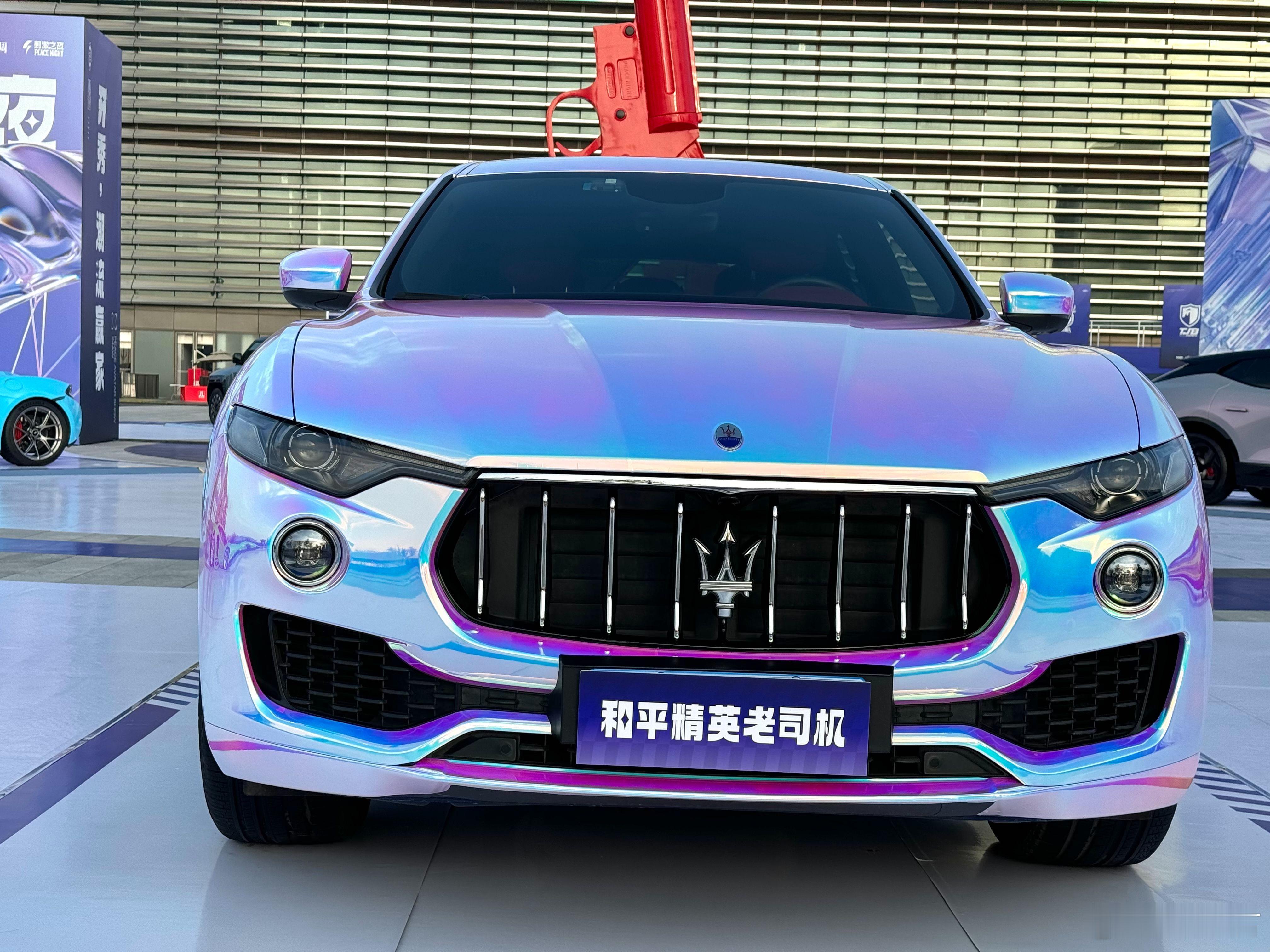#英子教练我要开这个# 和平精英这次玩这么大？？几十辆豪车说展示就展示，好好好我