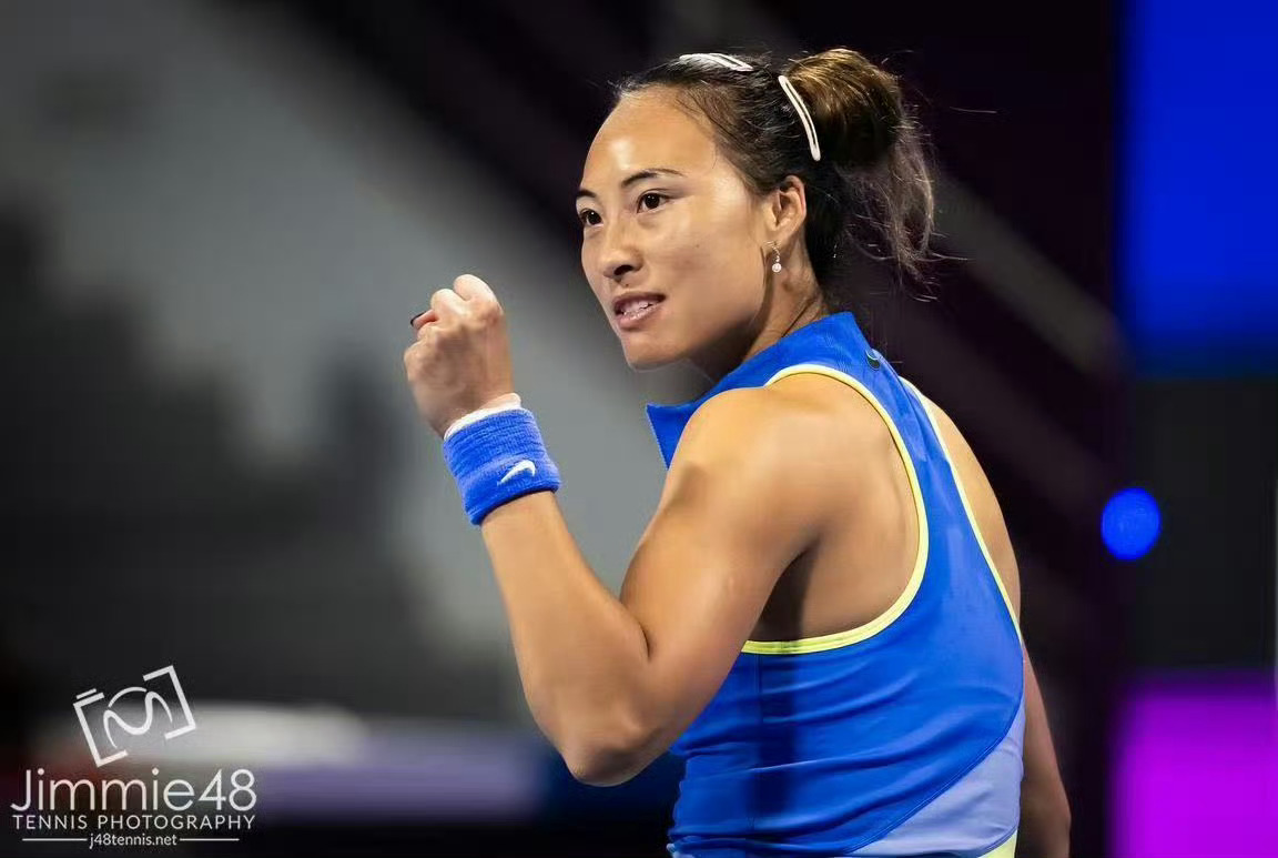 郑钦文vs莱巴金娜🎾WTA1000多哈站八分之一决赛，以1-2（6-4、2-6
