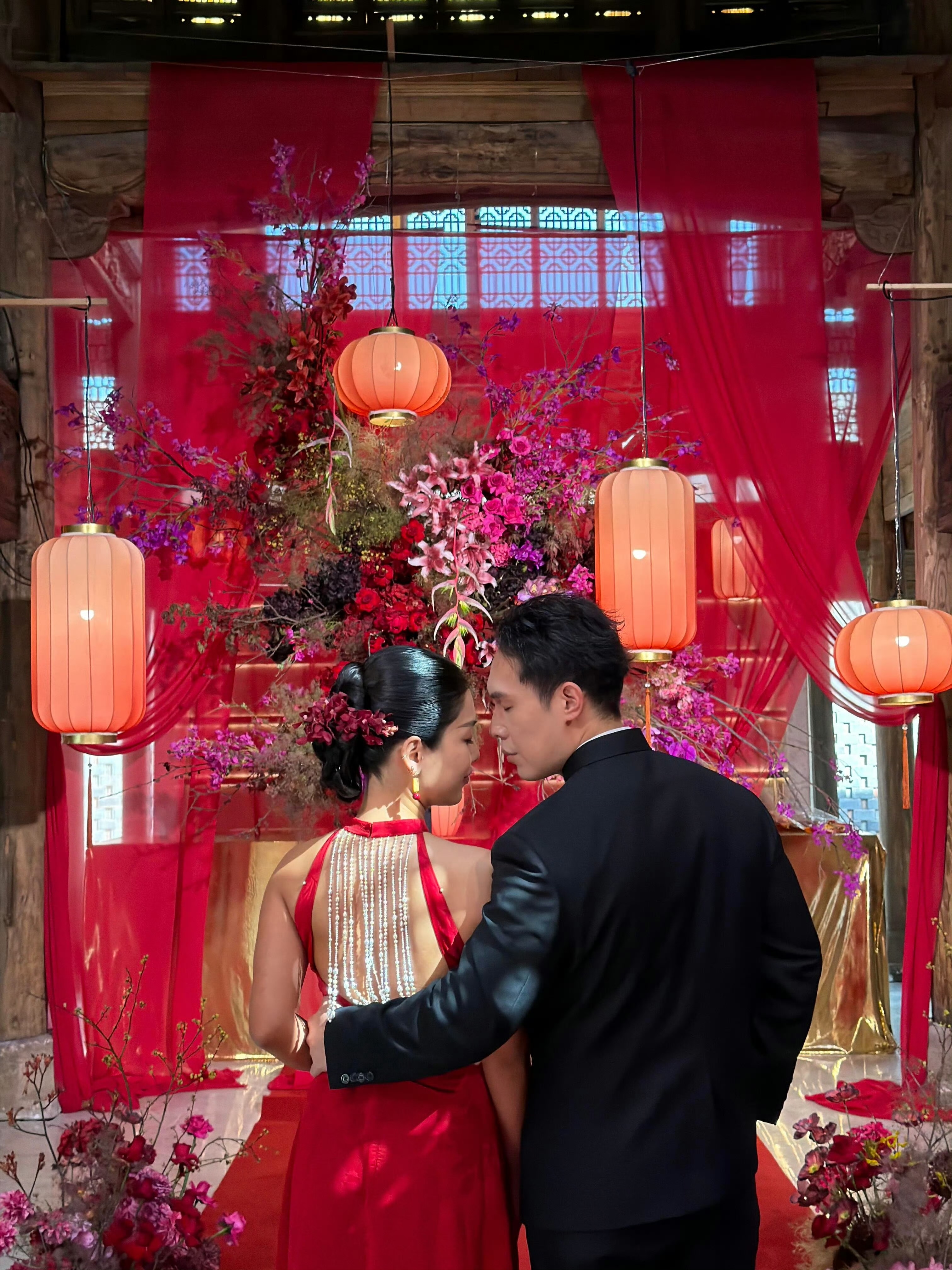 马伯骞弟弟婚礼马伯骞弟弟这个婚礼办得是真讲究，西安老宅那场红墙白马看得我都想结婚