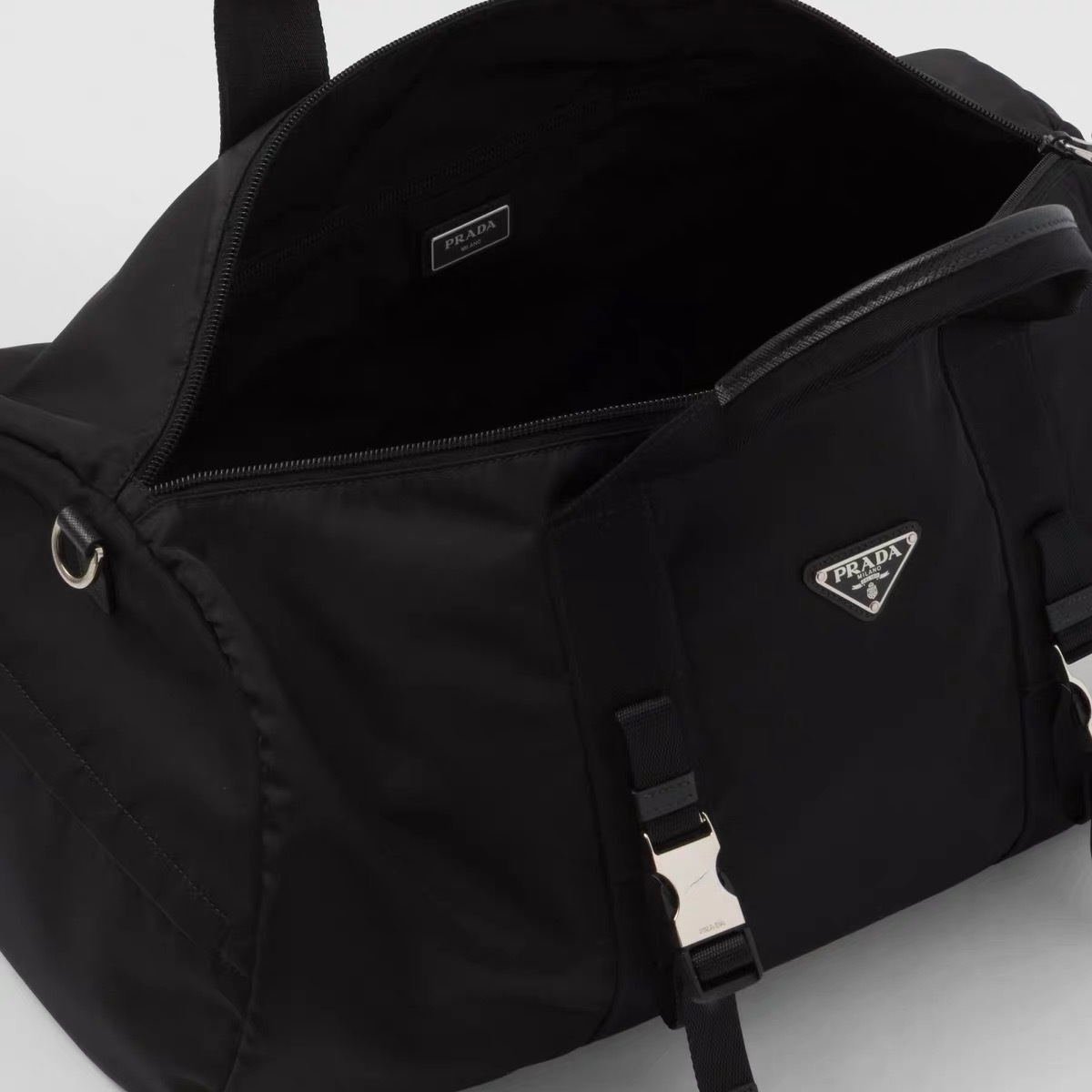 All black男神朱志鑫 ✖️ PRADA1/6/2026 PEK✈️🧳P