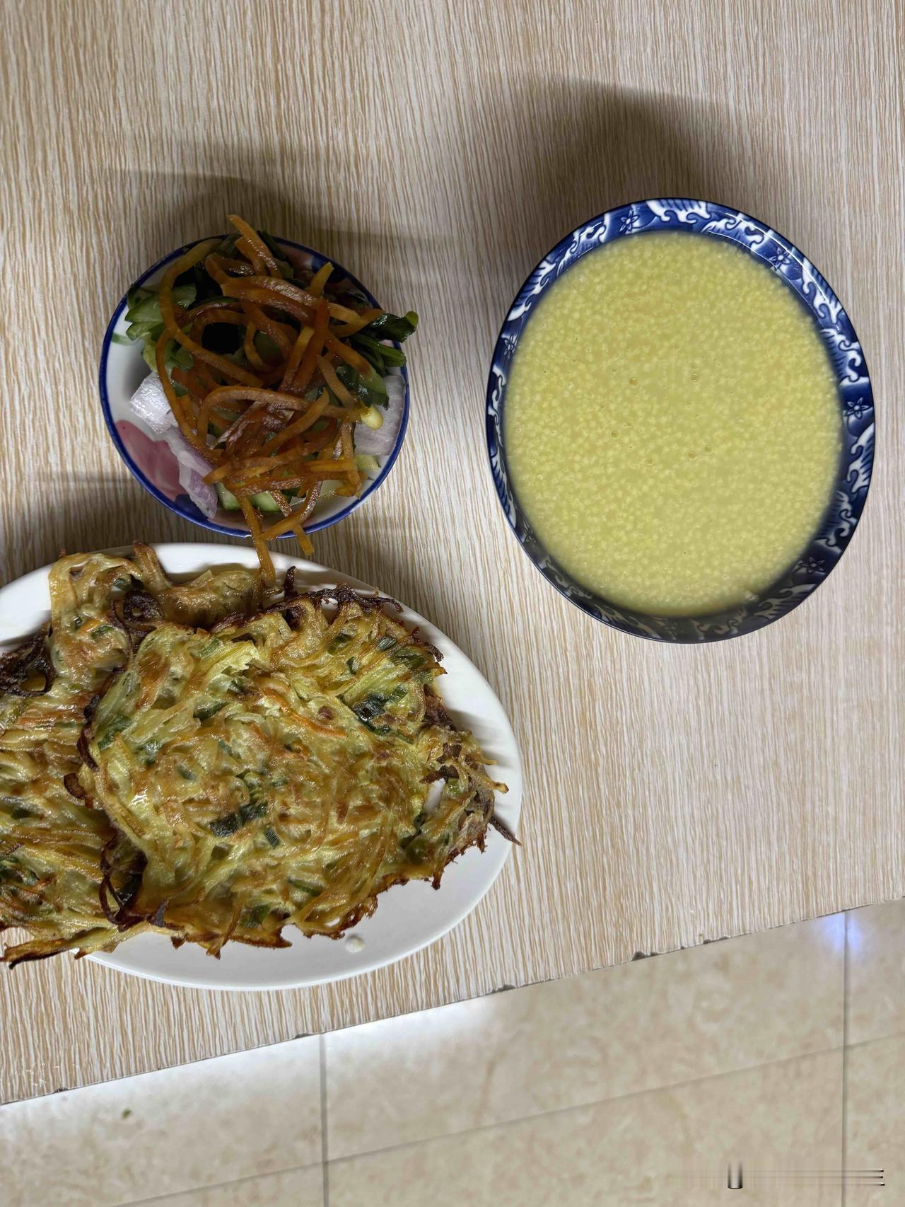在普兰店中心医院附近一饭店吃早餐，上次来一碗粥一元，这次换了个服务员，张嘴就是两