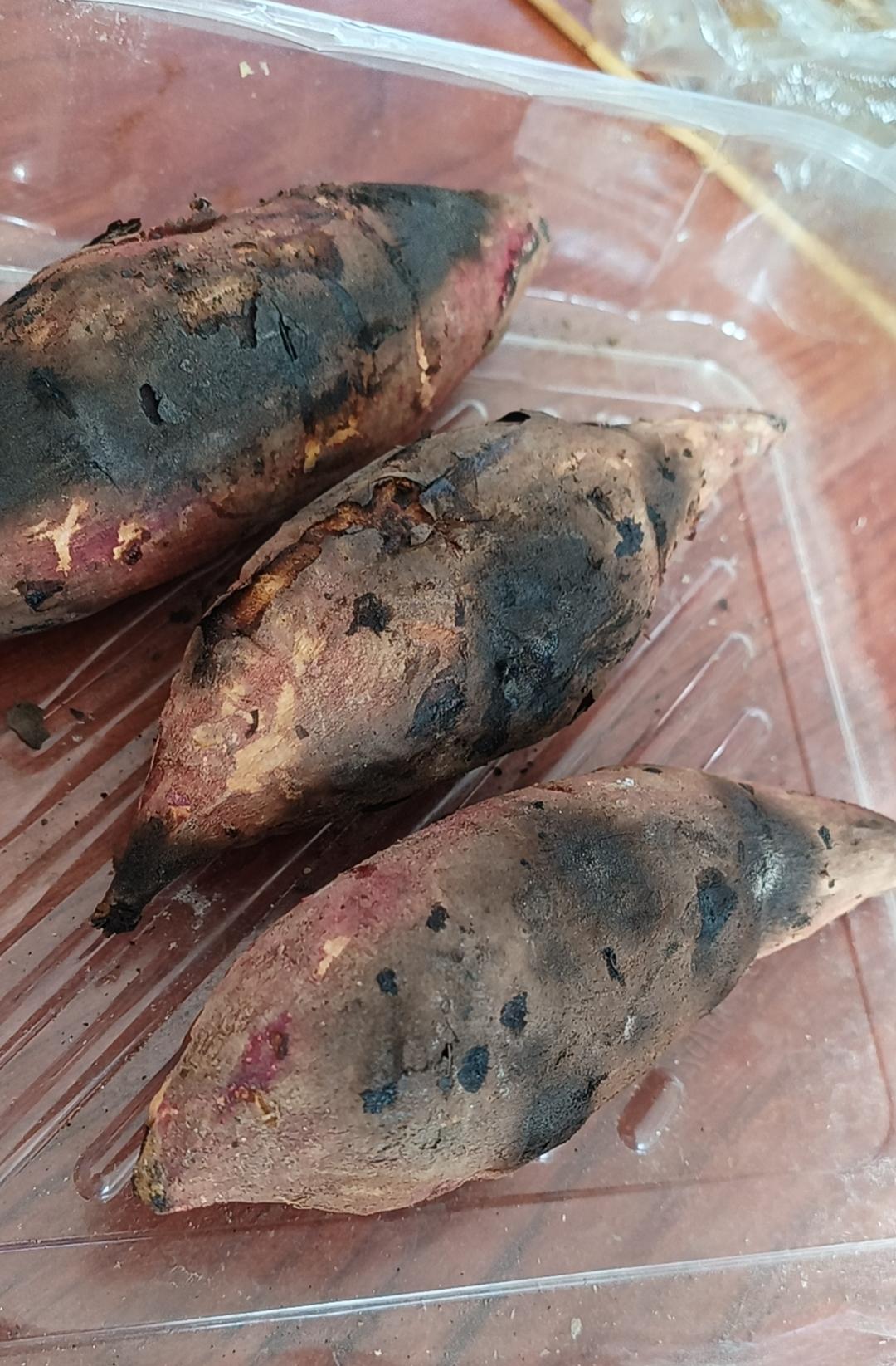 记得女儿去年甲流的时候高烧一直没有好好吃饭，刚退烧之后就告诉我想吃烤红薯。

于