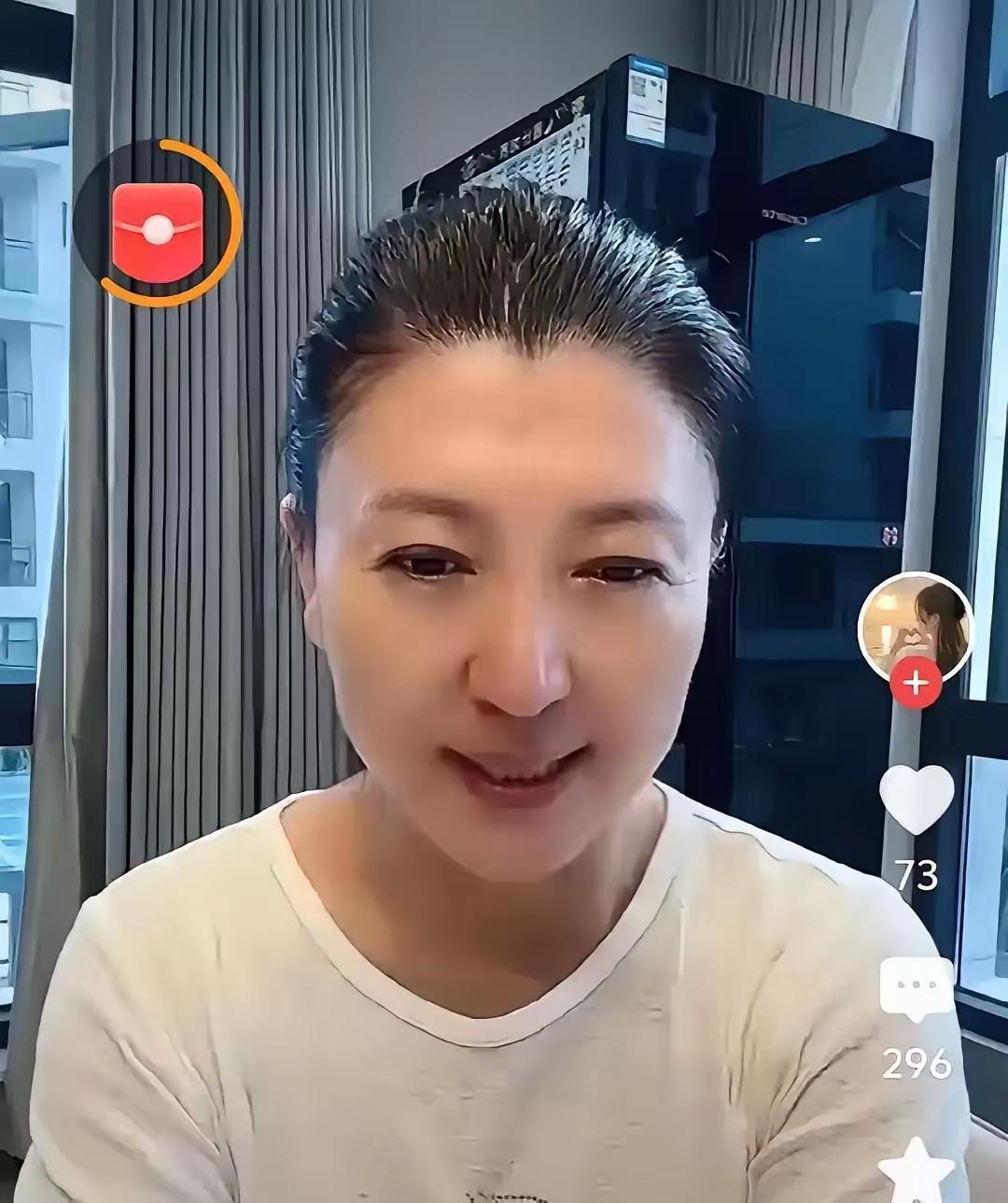 谁能想到，国家一级演员闫学晶也有“认怂”的一天！
之前在直播间哭穷“儿子年入几十