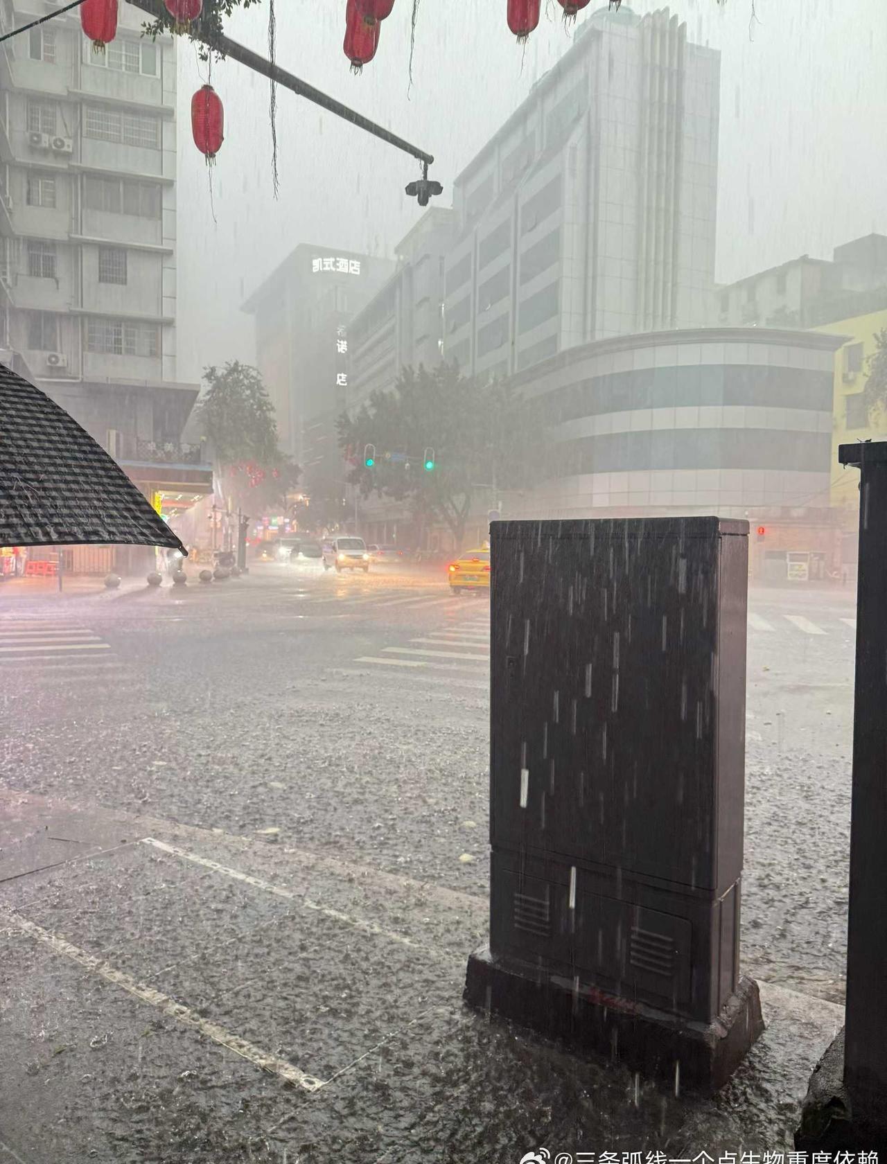 广州的暴雨来得又急又猛，窗外雨幕倾盆，雷声阵阵。街道积水成河，车辆缓行，行人步履