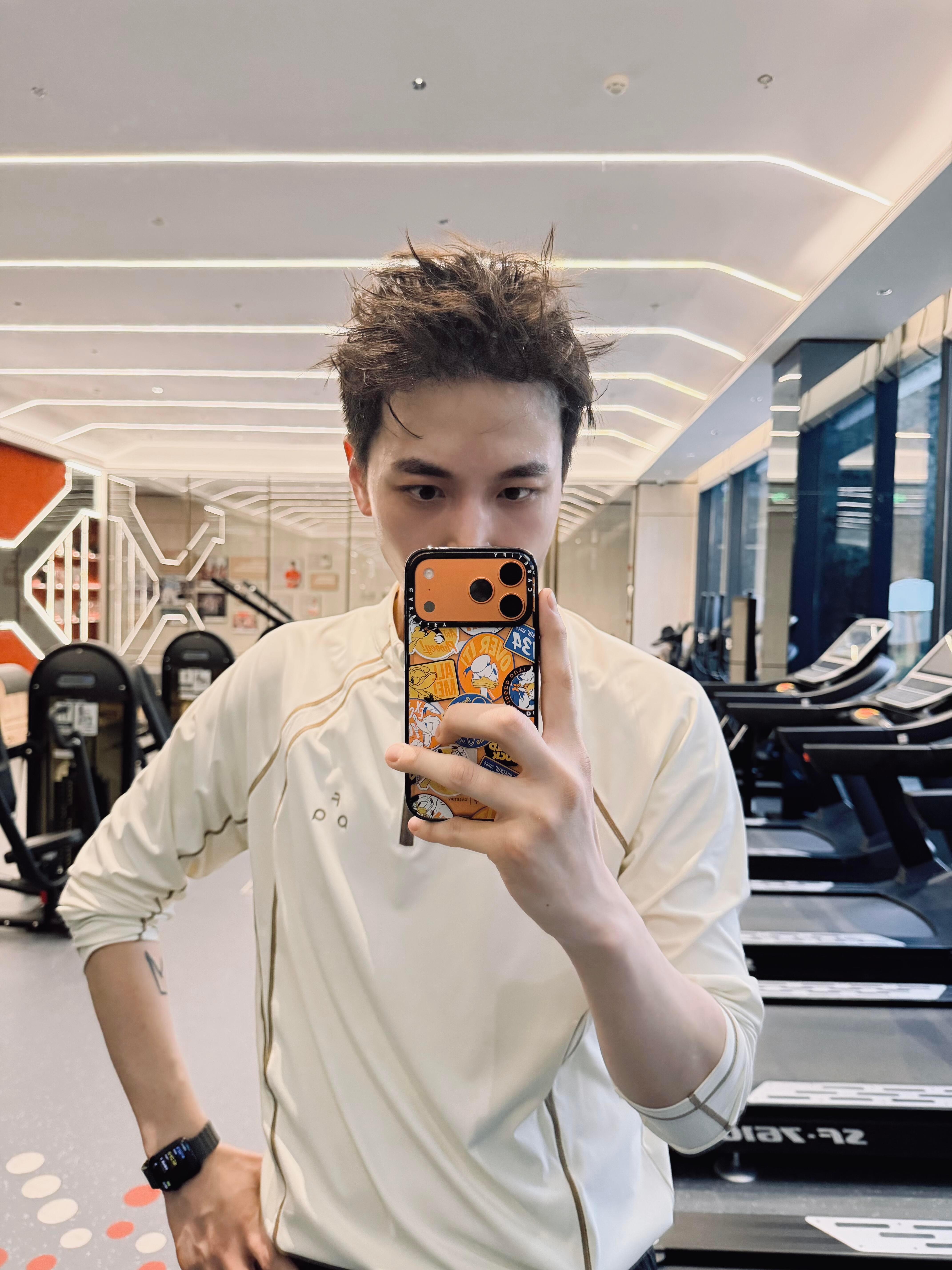 王九龙的最近日常（第一张孟鹤堂拍摄） 