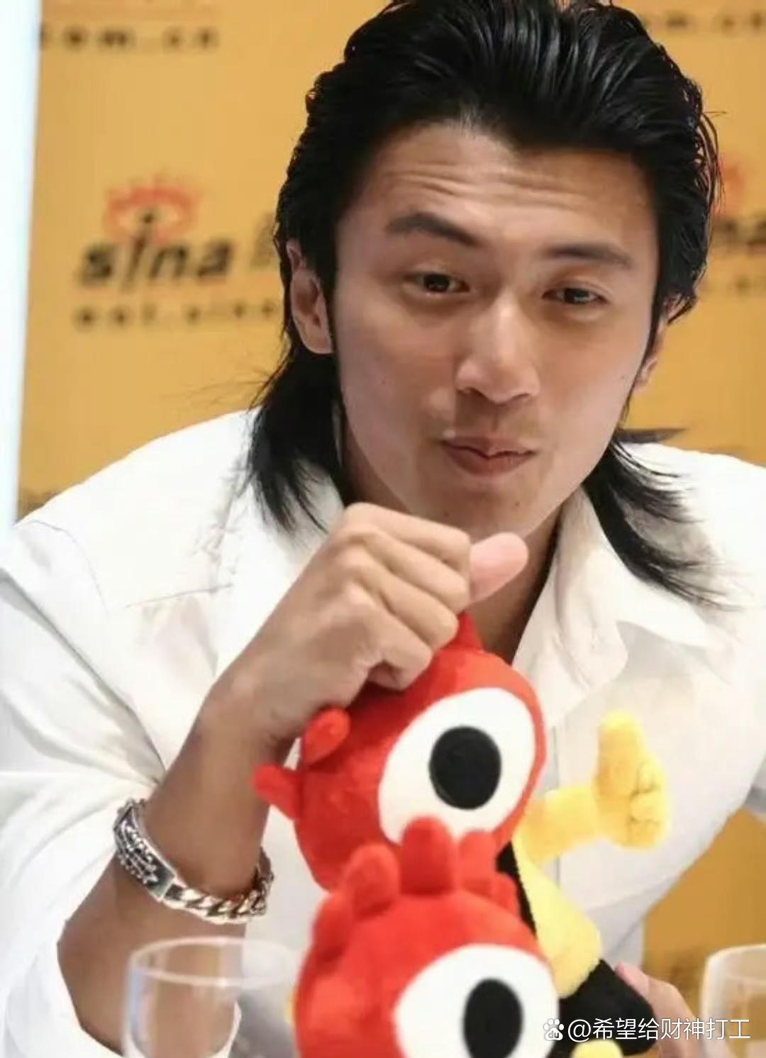 左边是谢霆锋，右边是金城武，你觉得哪个帅？ 