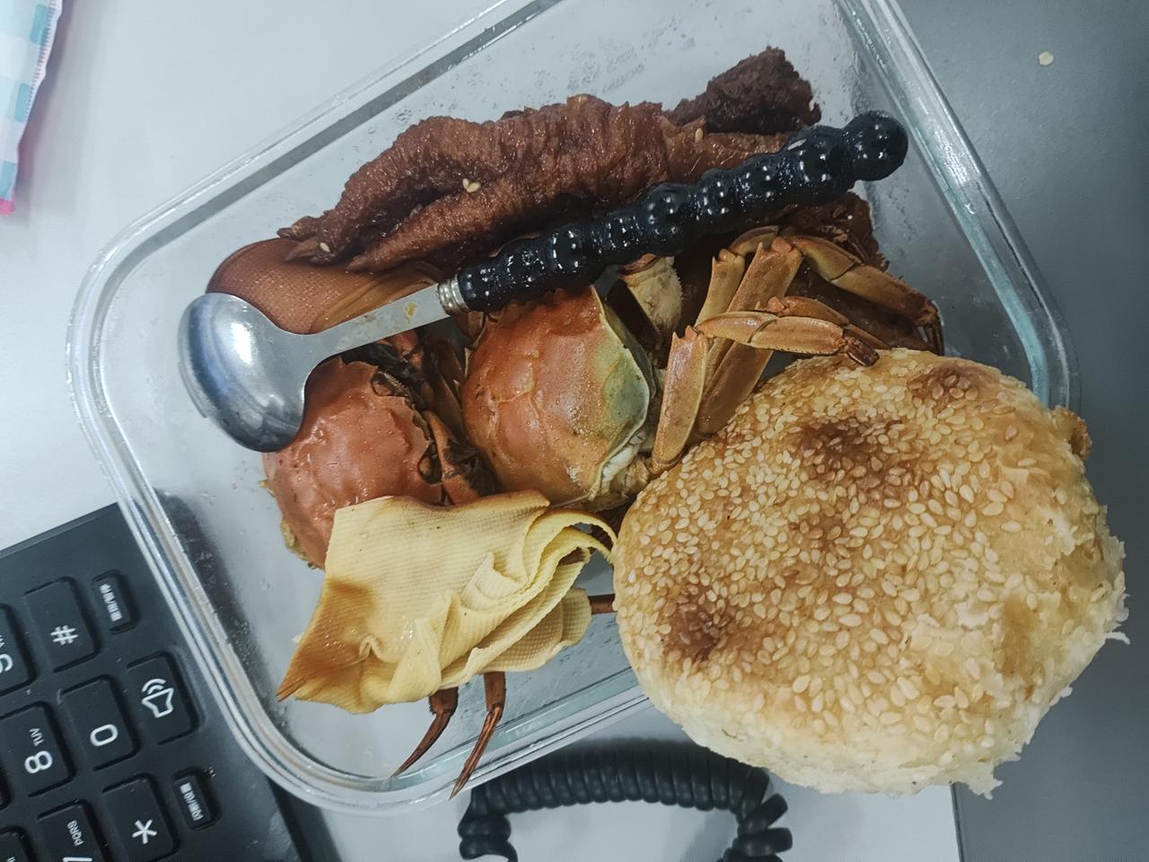 今天周一，在单位加班，凑合吃口吧[吃瓜群众][吃瓜群众]吃饱了继续搬砖[奋斗][
