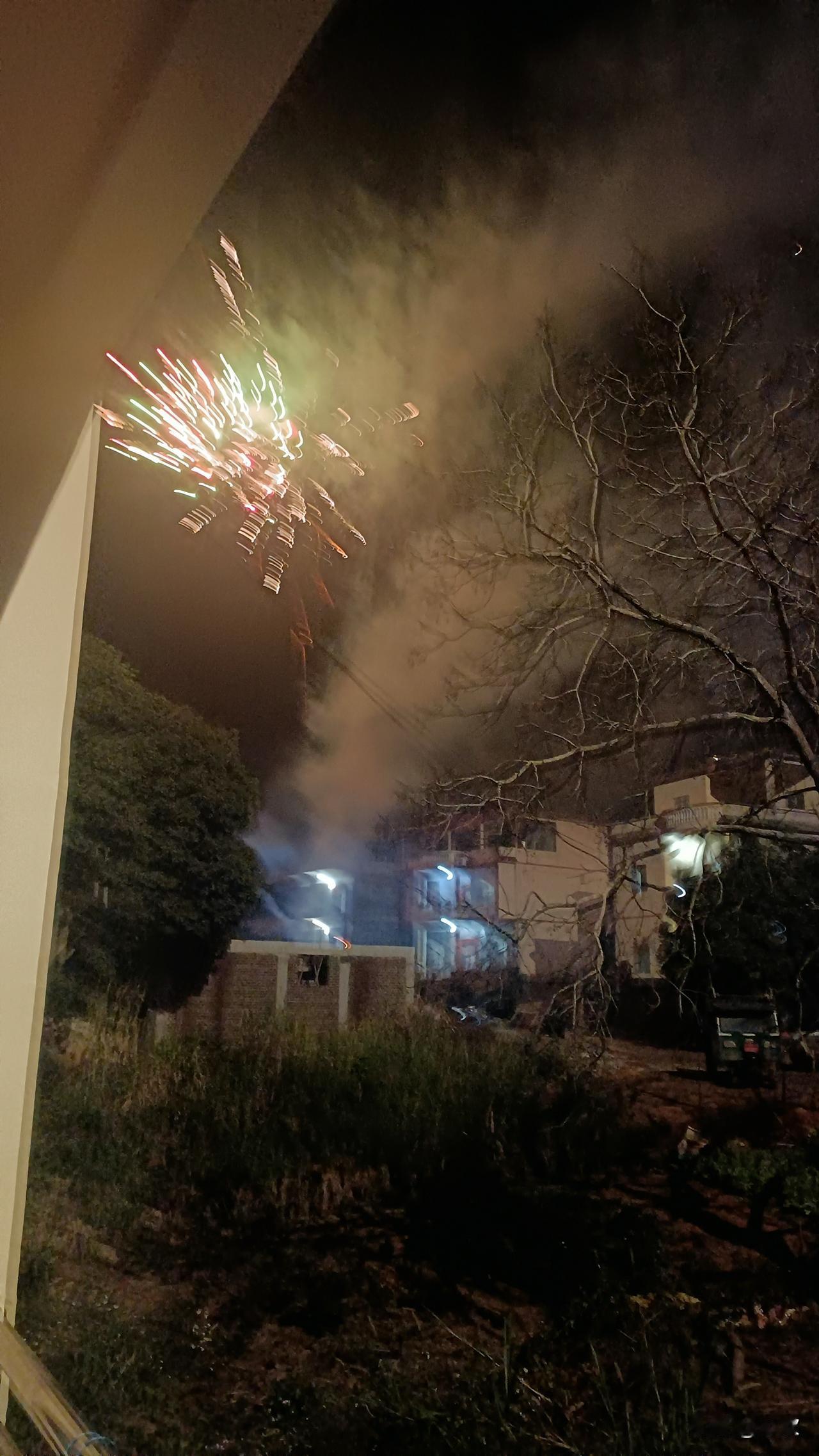 在广西，除夕放鞭炮那可太有氛围了！小时候，除夕傍晚，家家户户就开始准备放鞭炮。那