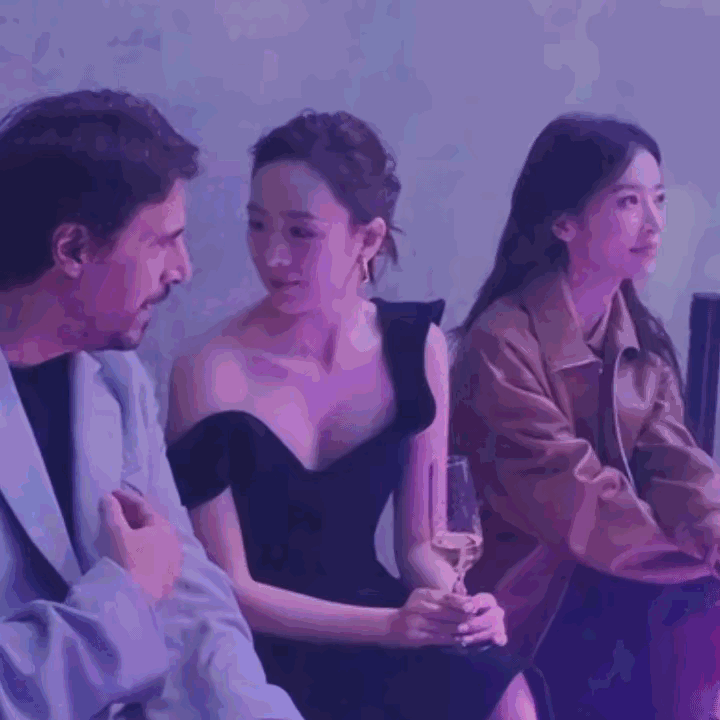 周雨彤喝酒的样子美爆了！尤其是有点微醺的状态，笑得跟朵花似的。让人舍不得离开视线