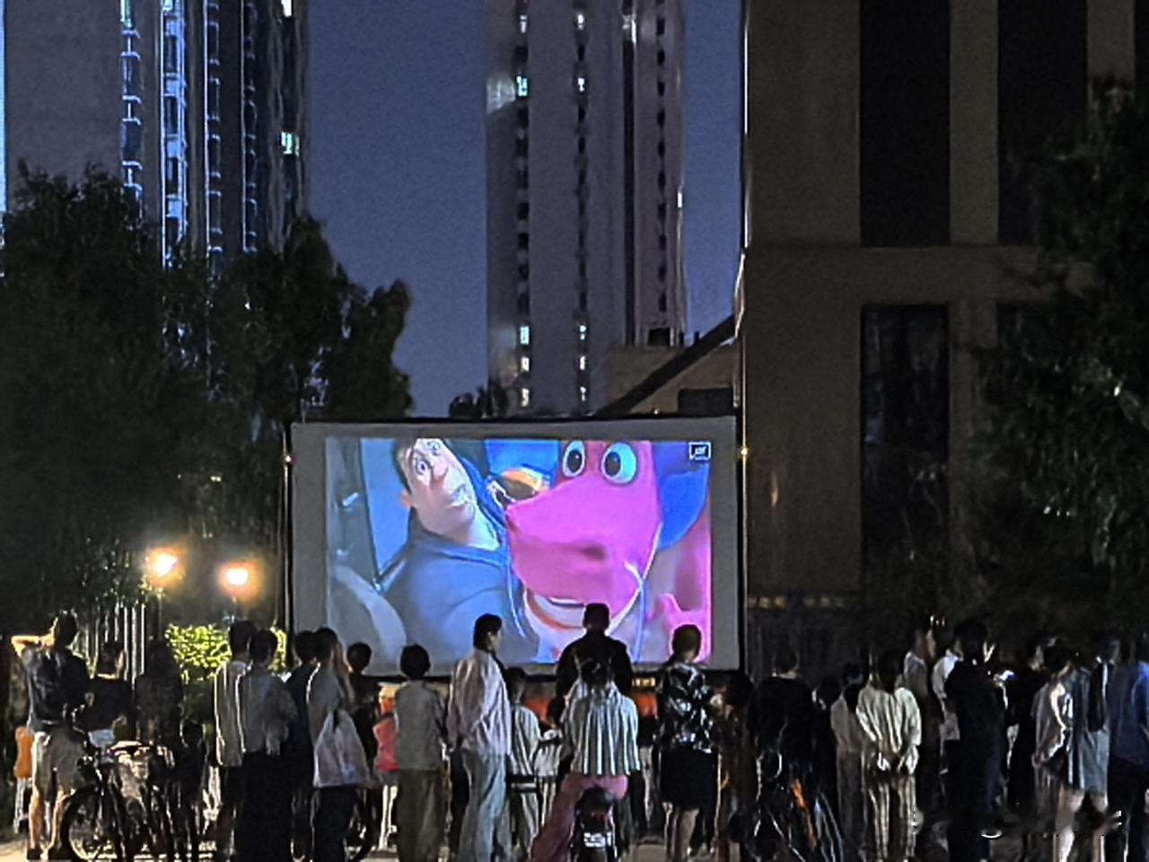 小区里的露天电影，小时候的感觉又回来了，可比小时候的播放效果好多了，影像清晰，音