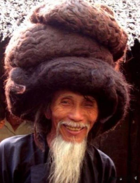 2010年，越南一位大爷50年不理发，6.8米长发重达20斤，临死前全都留给子孙