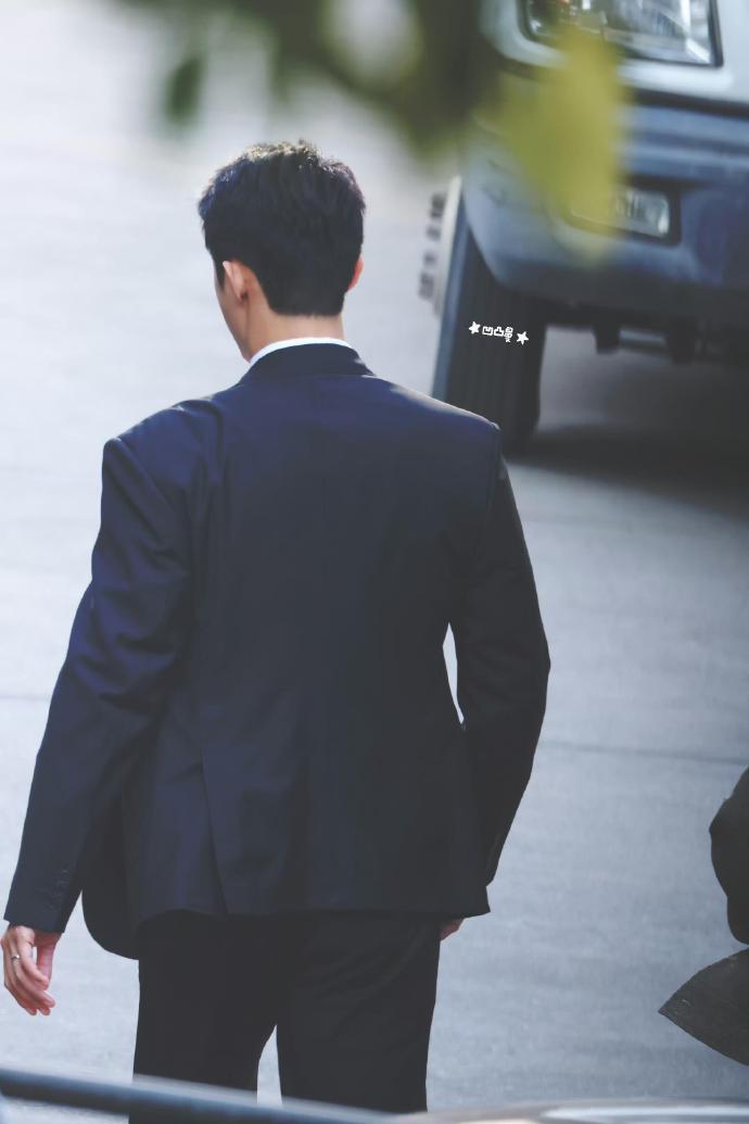 黄景瑜这路透直接封神！身着西装帅气满分，摸婚戒的动作自然又撩人，仿佛在提前演练当