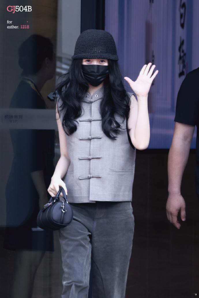 虞书欣盘扣新中式无袖虞书欣上海娃娃到达 虞书欣上海娃娃到达，虞书欣盘扣新中式无袖