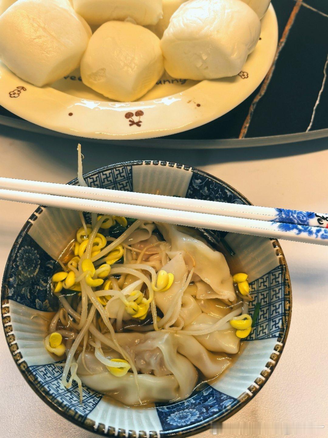 早上好呀[么么哒]豆芽面条或者抄手都还不错，这个点吃早饭，意味着下午三点半要吃完