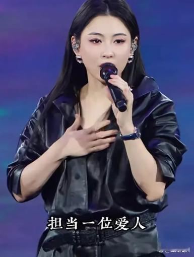 网友能接受张柏芝变老变胖，却难以接受她如今容貌大变。演唱会浓妆修饰下脸部僵硬，丢