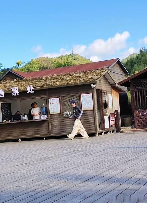 孩子知道防晒了 冰袖都带上了 ​​​