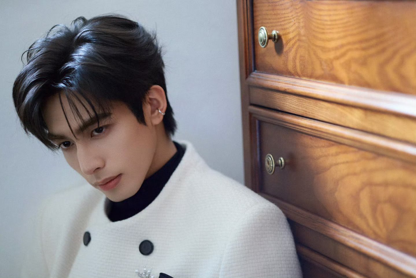 宋威龙 白马王子啊啊宋威龙这一身白西装也太绝了吧！真就是小说里走出来的白马王子本