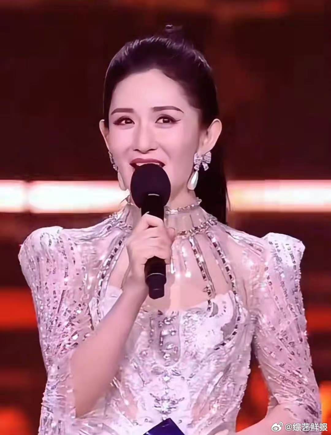 盘点那些谢娜主持过的舞台谢娜深耕主流舞台许久，褪去浮躁愈发稳重，临场控场应变能力