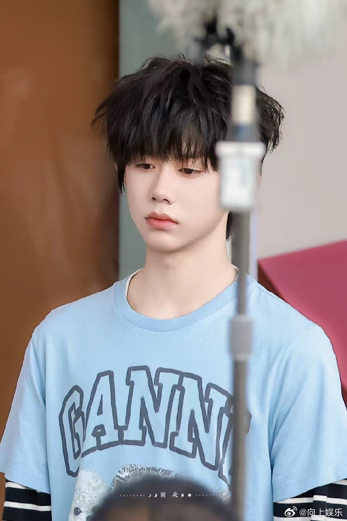 陈奕恒戴护膝陈奕恒蓝色系清爽look 陈奕恒蓝色系清爽look，陈奕恒这是戴好护