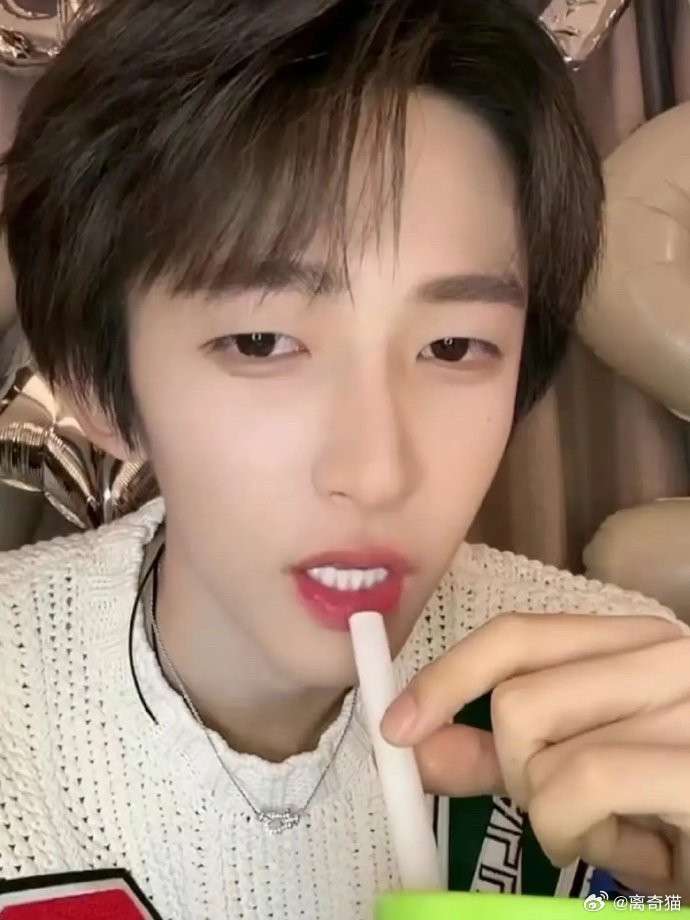 刘宇这表情管理太绝啦！时而灵动俏皮，时而深情款款，引得粉丝尖叫连连。这是在巧妙媚