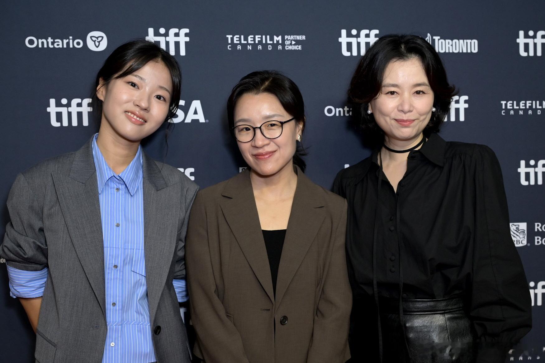 一组《世界的主人》在多伦多电影节首映式上的照片，一年前的今天，本片在多伦多电影节