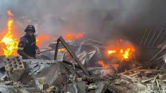 停火24小时即遭空袭，伊朗总统撂下狠话：手仍扣在扳机上

就在美伊宣布临时停火、