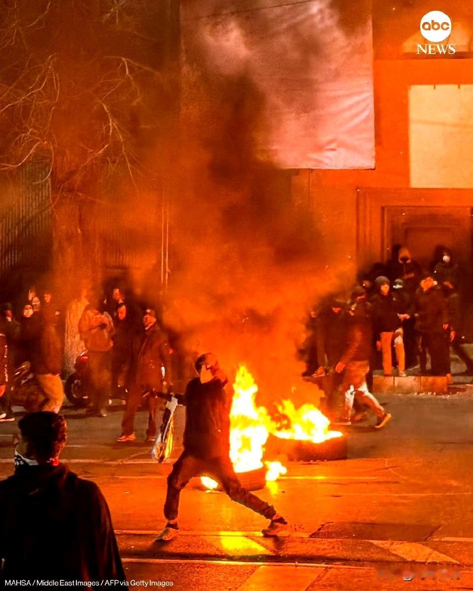 据美联社报道，人权活动人士表示，伊朗全国抗议活动的死亡人数周二已经增加到至少20